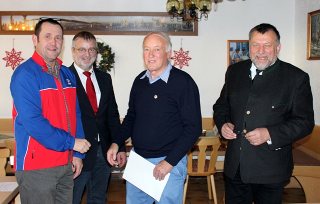 Ehrenbereitschaftsleiter Gerd Rosenberger, seit 1964 bei der Bergachtbereitschaft aktiv, wurde für 50 Jahre ehrenamtlichen Dienst im Naturschutz und im Rettungsdienst mit dem Goldenen Ehrenzeichen der Bergwacht Bayern ausgezeichnet.