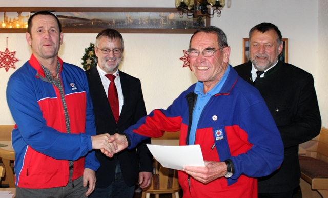 Ludwig Graf, seit 1977 aktiv, wurde für 40 Jahre ehrenamtlichen Dienst im Naturschutz und im Rettungsdienst mit dem Goldenen Ehrenzeichen der Bergwacht Bayern ausgezeichnet.