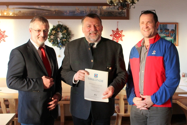 Manfred Falkner (Mitte) wurde für 40 Jahre unermüdliches Engagement in der Bergwacht Bayern mit dem Silbernen Ehrenzeichen der Bergwacht Bayern ausgezeichnet